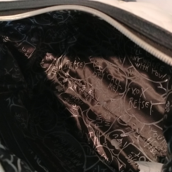 XOX BETSY JOHNSON PURSE Cream, Black, and Gold Heart Bag. - Picture 12 of 14